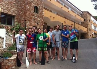 grupo de amigos con una pala de sup cada uno de ellos